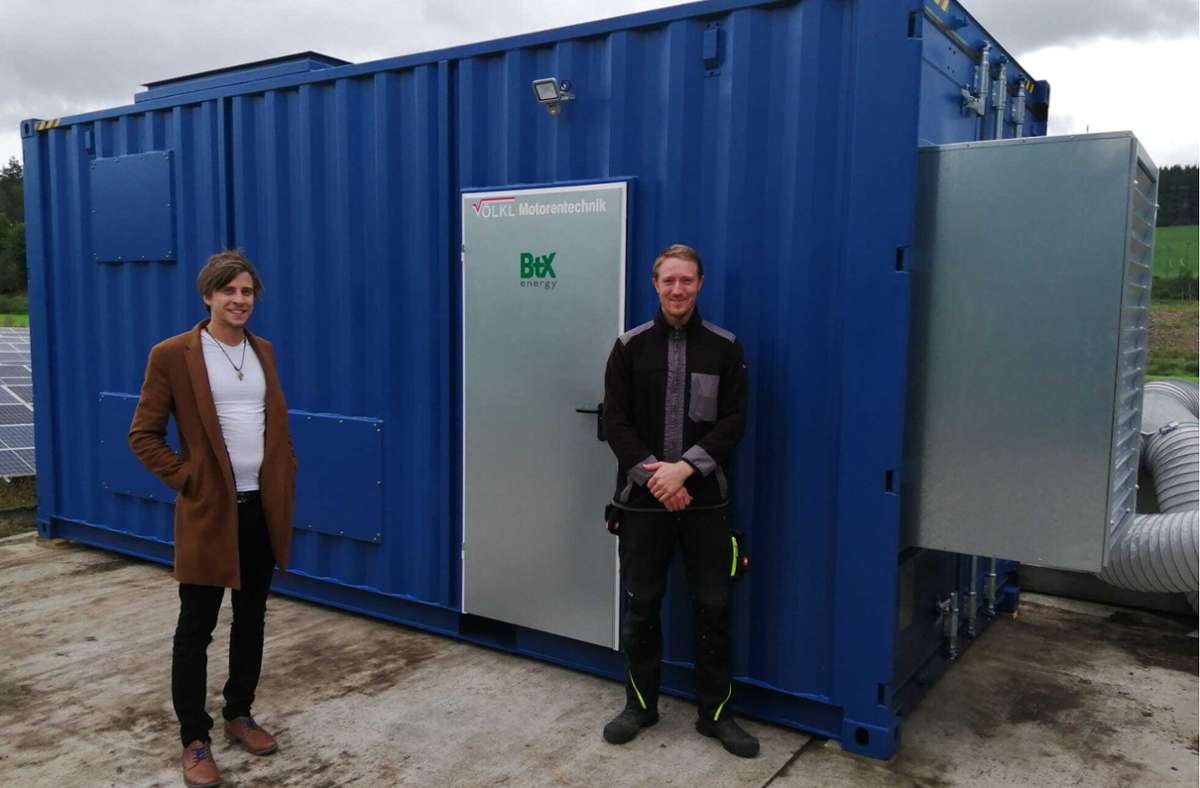 Andy Gradel und Andreas Molle (Btx Energy) am Versuchscontainer zur Restholzvergasung in Hof Foto: Btx Energy