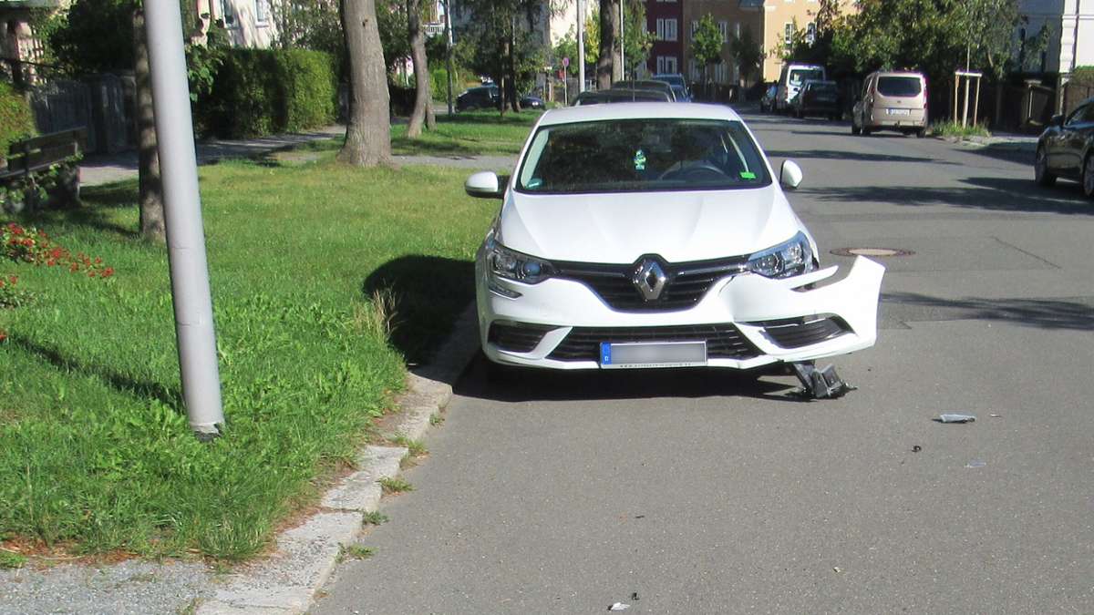Hof: Unfallflucht: 4000 Euro Schaden an geparktem Auto
