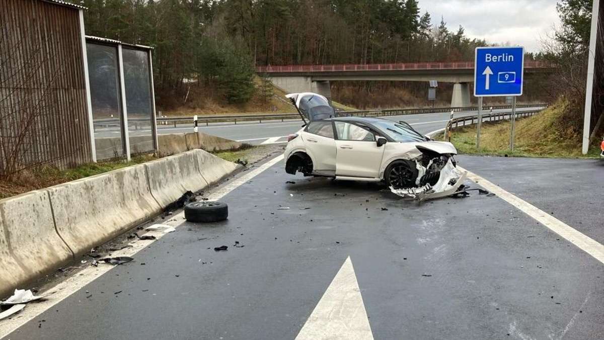 Crash an A 9: Auto rast mit 120 Sachen über Parkplatz - Oberfranken -  Frankenpost