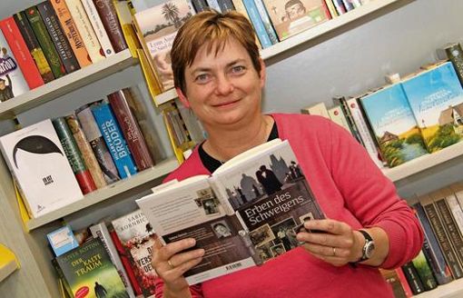 Eine leidenschaftliche Leserin, die die Seiten gewechselt hat: Die Hofer Buchhändlerin Sabine Dittrich mit ihrem Roman-Erstling "Erben des Schweigens". Foto: ah