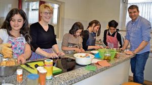 Flüchtlingskinder lernen Deutsch beim Kochen