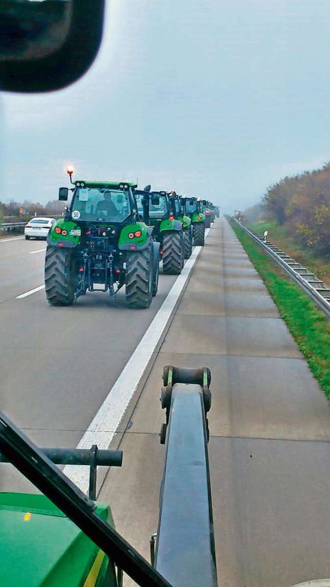 Kilometerlang sind die Traktor-Konvois, die sich über die deutschen Autobahnen bewegen. Über die A9 fuhren am Montag etwa 500 Schwergewichte.