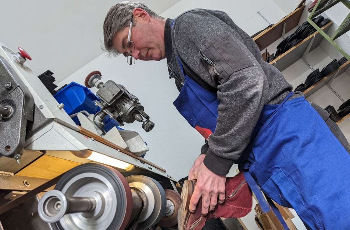 Alexander Spannenberger fühlt sich in seiner Werkstatt wohl, die Arbeit mit den Händen bereitet ihm Spaß. Das Gerät, an dem er arbeitet, ist so viel wert wie ein Kleinwagen. Foto: Sascha Fuchs
