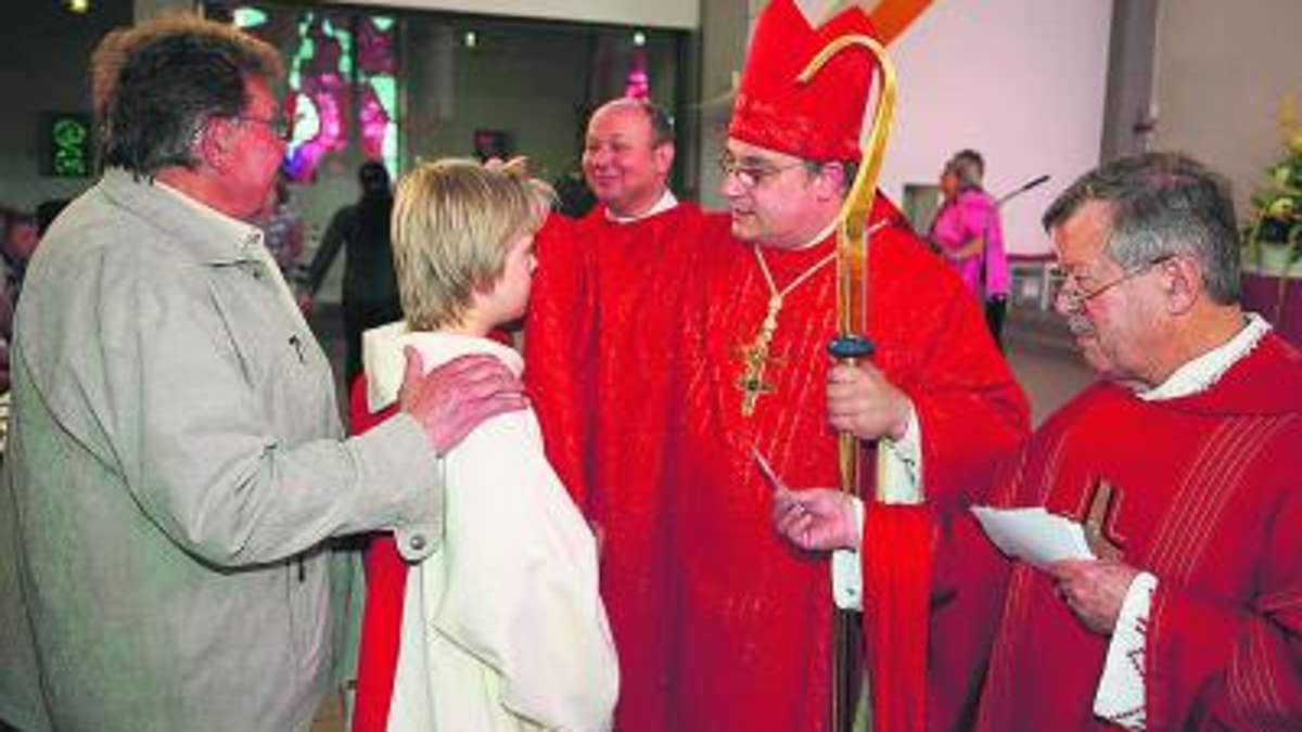 Selb: Abt Kugler spendet das Sakrament der Firmung