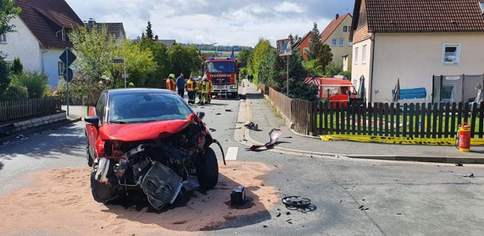 Unfall: Auto rammt Feuerwehr im Einsatz
