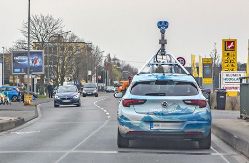 Autos mit Kamera wie hier in Köln kennt man von Google Street View,   für den digitalen Zwilling erfasst eine Fürther Firma nun die Kernstadt von Münchberg. Foto: IMAGO/Manngold
