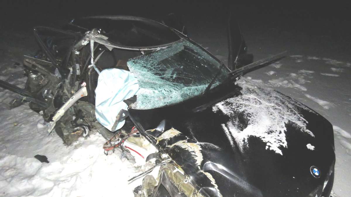 Reh ausgewichen: Auto knallt gegen Baum: Fahrer verletzt
