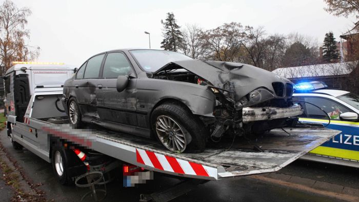 Crash an Kreuzung: Auto prallt gegen Baum