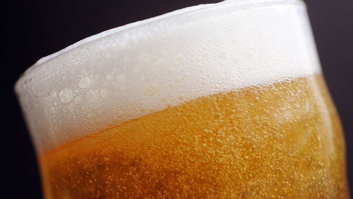 Streit eskaliert : Mann geht mit Bierglas auf Kontrahenten los