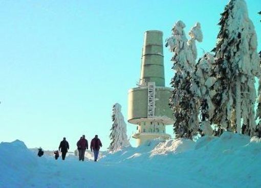 Auch so kann ein Denkmal aussehen: Der trutzige Bundeswehrturm auf dem höchsten Gipfel des Fichtelgebirges, dem Schneeberg, soll in die Denkmalliste aufgenommen werden. Foto:  