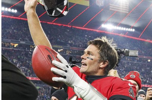 Verabschiedet sich hier von den Fans nach dem NFL-Spiel seiner Tampa Bay Bucs in München: Tom Brady. Der „Goat“  hat seine Karriere nun für beendet erklärt. Foto: IMAGO//Christian Kolbert