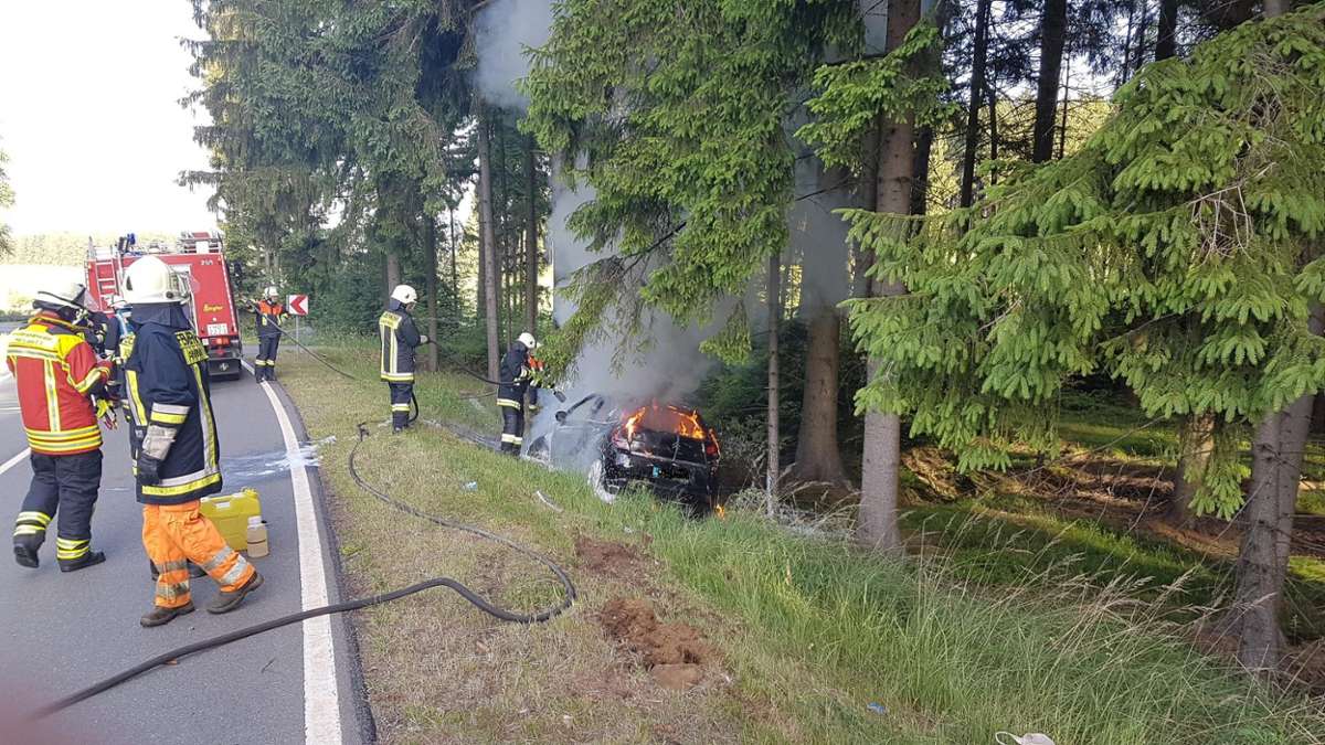 Münchberg: Helmbrechts: Auto prallt gegen Baum und fängt Feuer