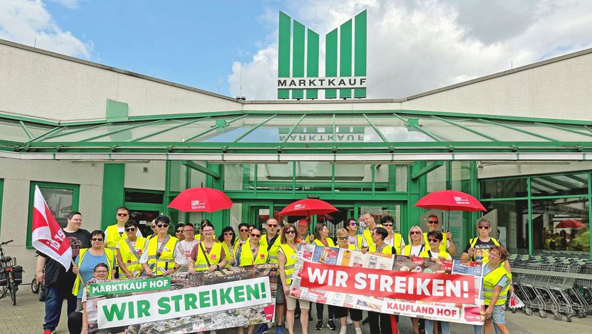 Verdi mobilisiert: Streik-Demo vor dem Hofer Marktkauf