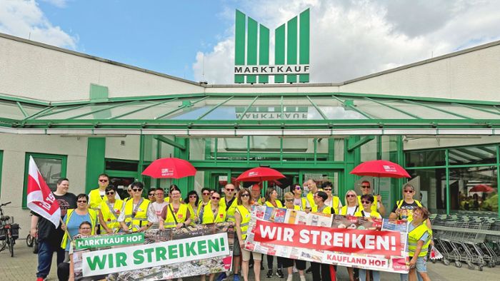 Streik-Demo vor dem Hofer Marktkauf
