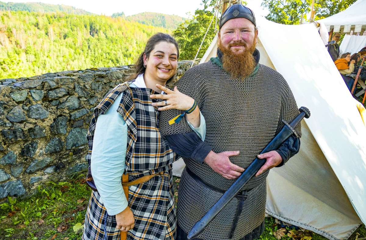 Corinna Hüttner und Michael Bannert haben sich auf dem Burgfest verlobt und durften viele Glückwünsche der Burgfreunde entgegennehmen. Foto: Sandra Hüttner