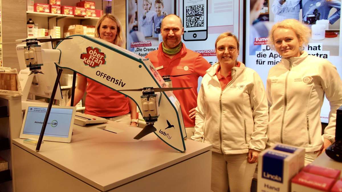 Bereiten sich auf den ersten Flug der speziell entwickelten Drohne vor: Der Apotheker Andreas Paul und das Team aus der Bayreuther St.-Georgen-Apotheke mit Elke Schuster, Christina Kondra und Julia Uhl (von links). Foto: red