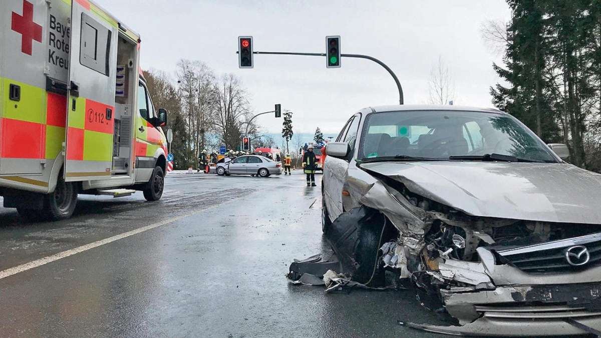 Hof: Unfall in Hof: Fahrer fährt bei Rot