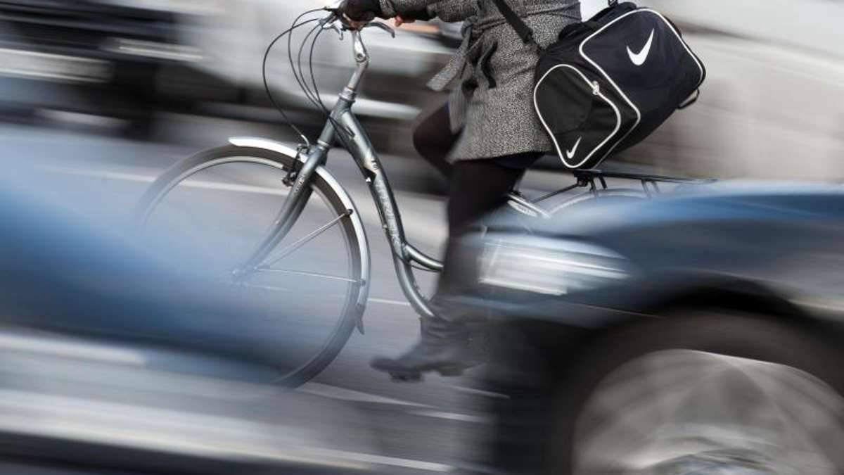Hof: Hof: Radfahrer kracht in Auto und flüchtet