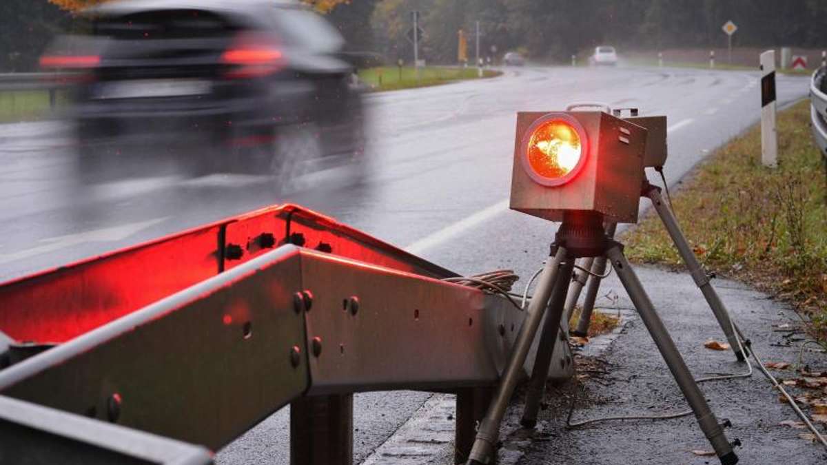 36 Geschwindigkeitsverstöße: 55-Jährige rast mit fast 90 Stundenkilometern durch Hof