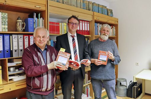 Der Kirchenlamitzer Bürgermeister Jens Büttner (Mitte) freut sich zusammen mit den Autoren Werner Bergmann (links) und Rüdiger Gläsel. Foto: /Katrin Lyda