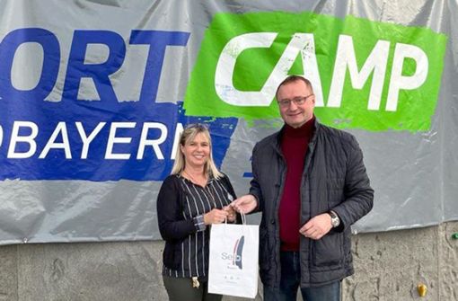 Stadtrat Walter Wejmelka übergab das Selber Info-Paket an  Olivia Ganser vom BLSV-Sportcamp  in Bischofsgrün. Foto: privat