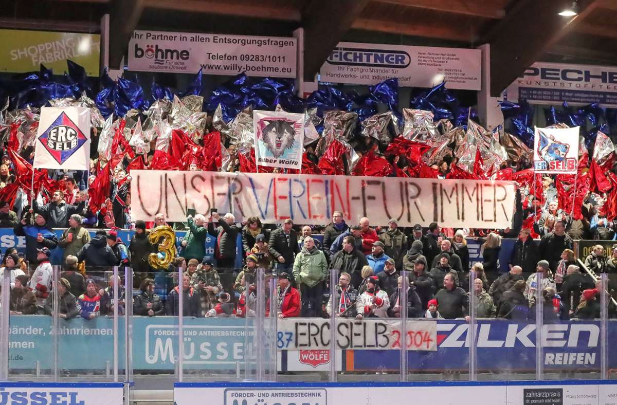Mit einer  sehr gelungenen Choreo zelebrierten die Wölfe-Fans gegen Regensburg das 70. Jubiläum. Die Mannschaft zog mit einem begeisternden Spiel und einem 6:0-Sieg  nach. Foto: Mario Wiedel