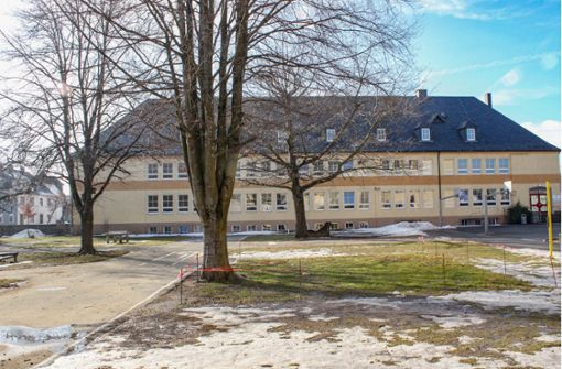 Die Mittelschule Helmbrechts entstand 1952; hier waren auch schon Realschule und Berufsschule untergebracht. Jetzt wird auch dieses Haus saniert. Foto: Werner Bußler