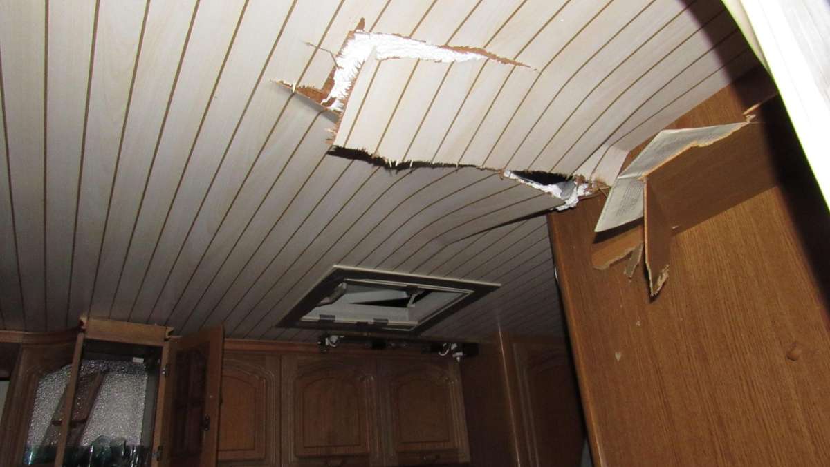 Hof: Oberkotzau: Unbekannte zertrümmern Dach von Wohnwagen