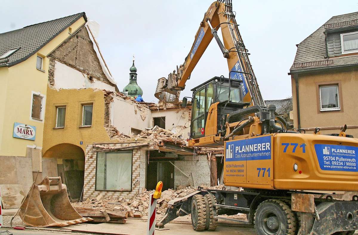 Auf Hochtouren laufen derzeit die Abbrucharbeiten am ehemaligen Ries-Haus Foto: /Oswald Zintl