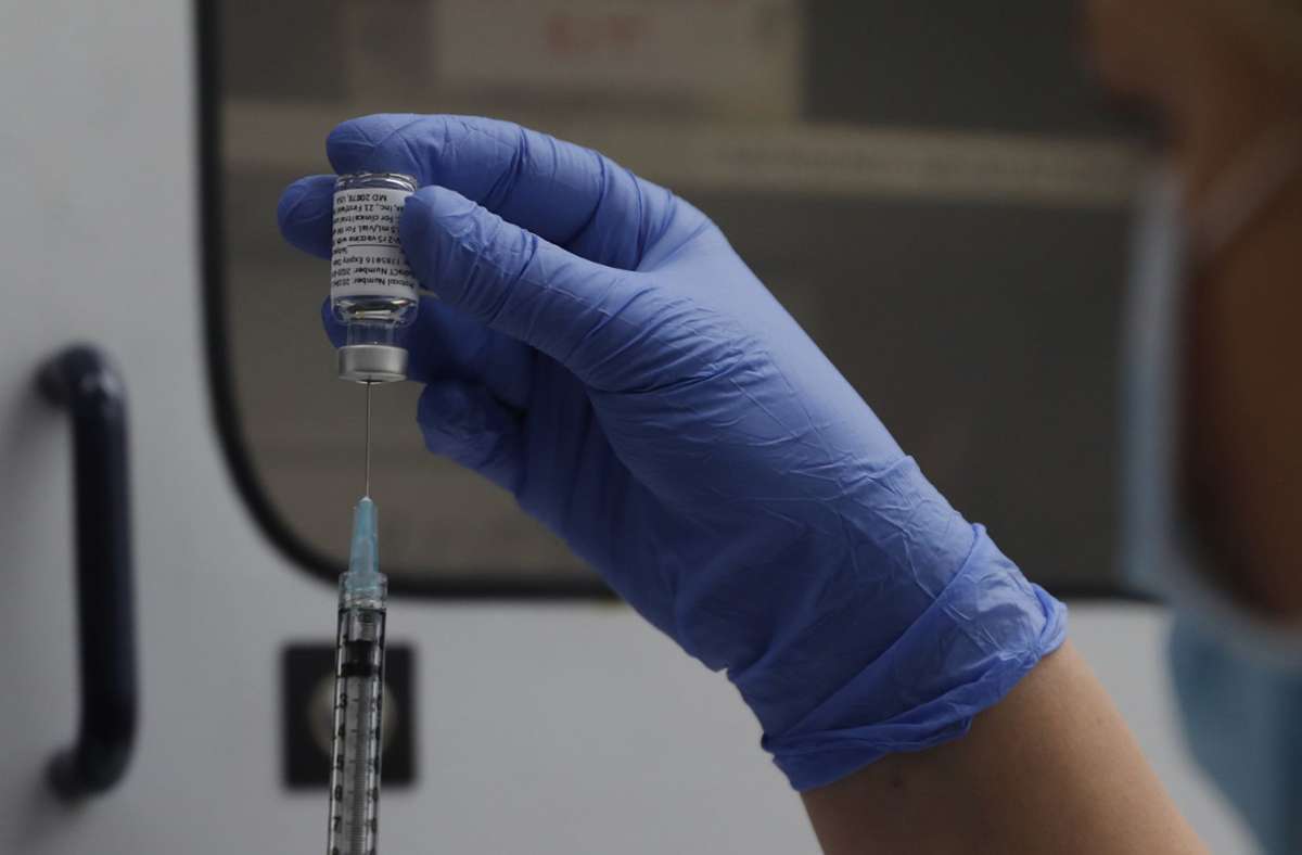 Ein medizinischer Mitarbeiter bereitet während der Studie im St. George’s University Hospital in London eine Dosis mit dem Corona-Impfstoff von Novavax für eine Impfung vor. Foto: AP/dpa/Alastair Grant