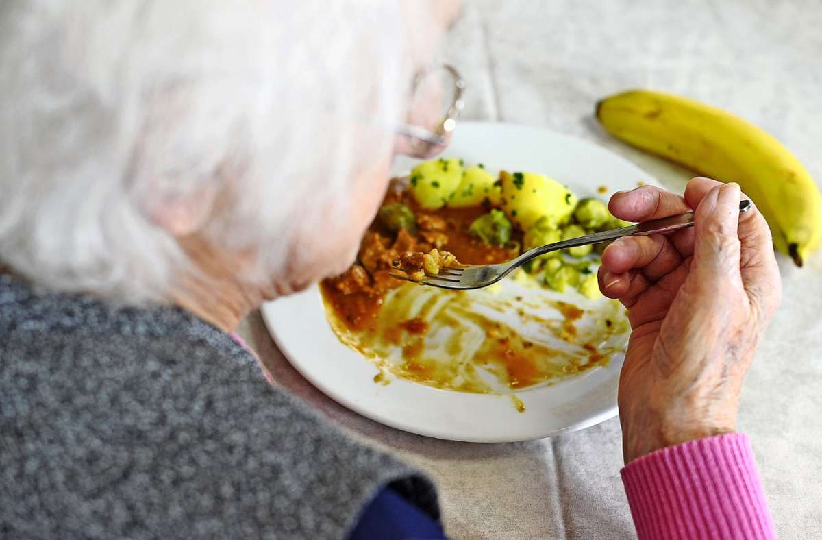 Die Mahlzeiten sind für die Bewohner in Seniorenheimen wichtige Ankerpunkte. Foto: dpa/Patrick Pleul