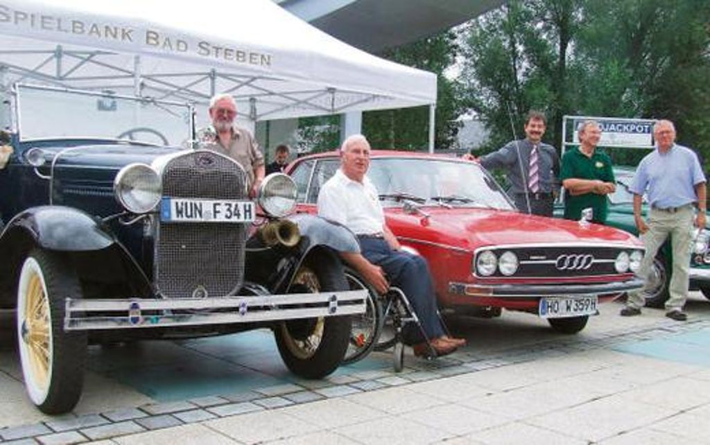Den ersten Platz beim ADAC-Classic-Treffen holte der Ford A Roadster aus dem Jahr 1930 von Hans Fraas (links). Über vordere Plätze freuen sich mit ADAC-Sportchef Klaus Gräbner und Hans Seufert von der Bad Stebener Spielbank: Werner Hofmann (zweiter Platz) und Andreas Arnold (dritter Platz).