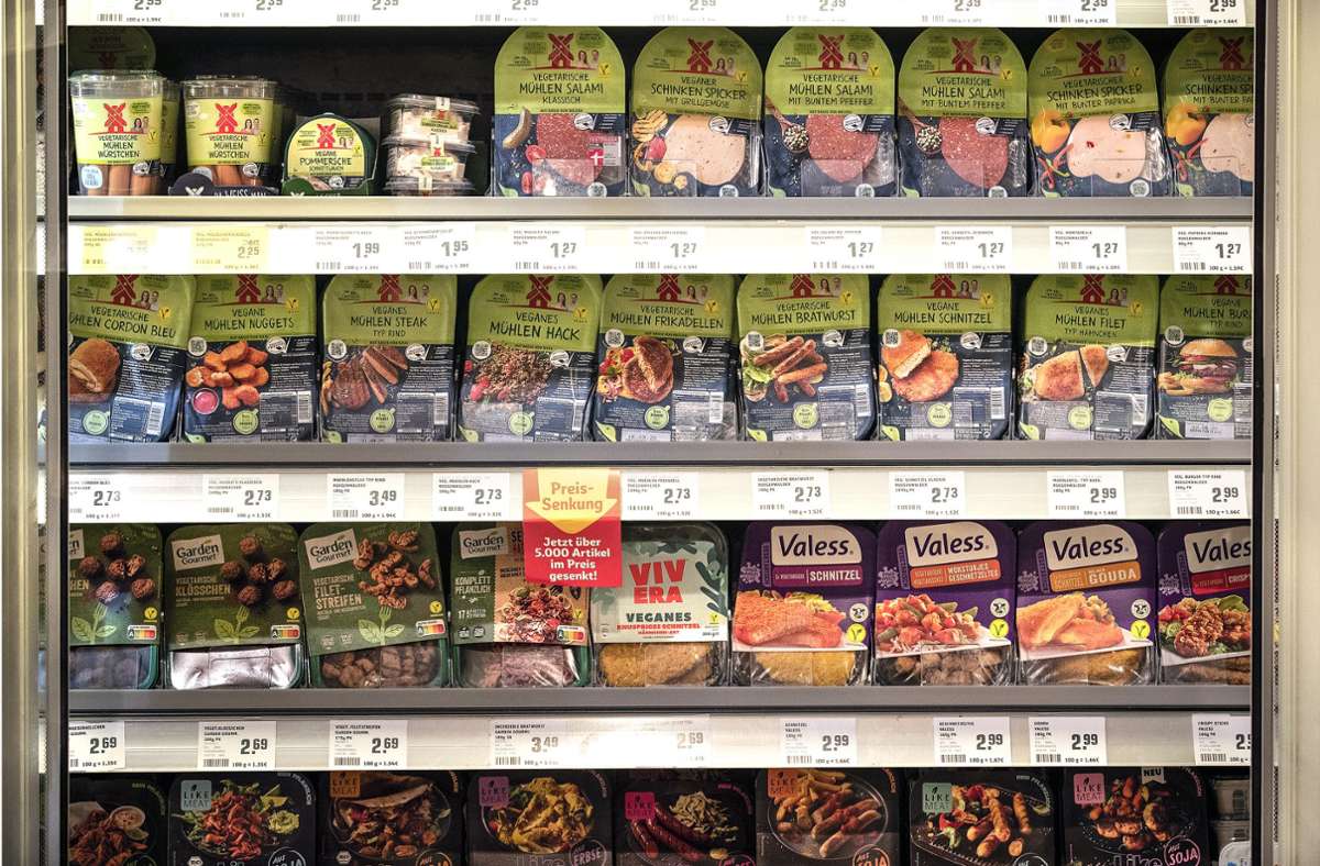 In Supermärkten tummeln sich die Ersatz-Produkte. Braucht es da noch echtes Fleisch? Foto: dpa/Friso Gentsch