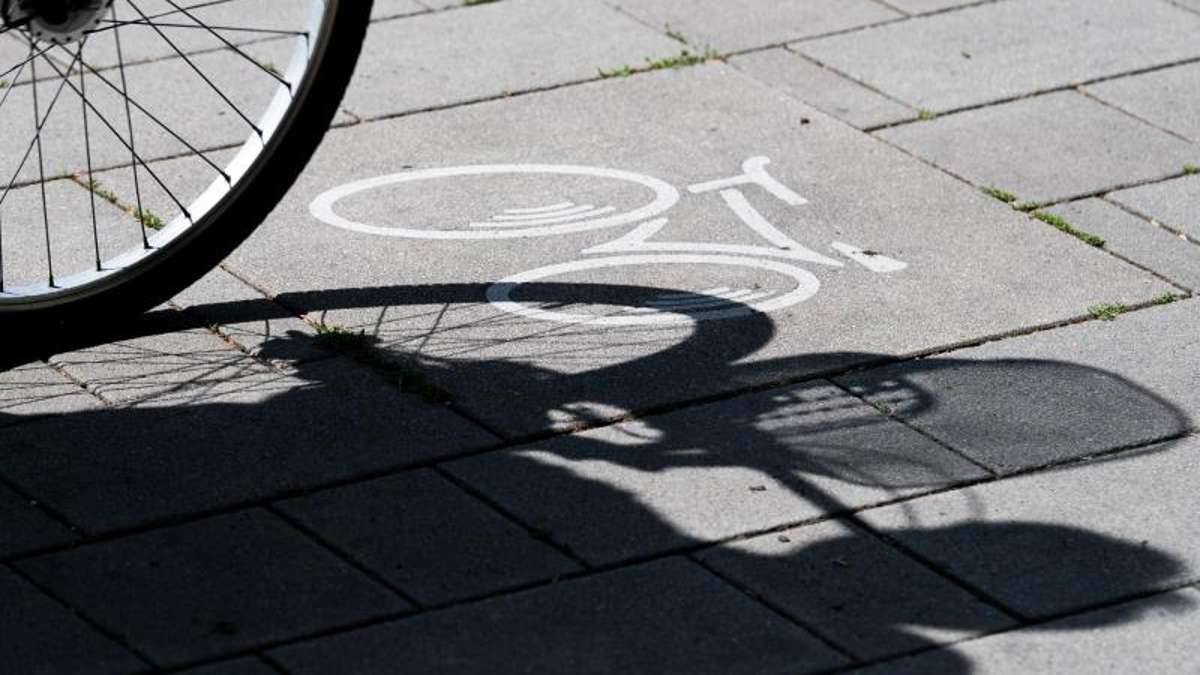 Wunsiedel: Marktleuthen: Fahrradfahrer kracht in Autotür