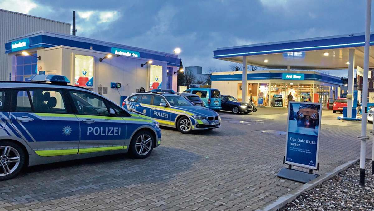 Hof: Bewaffneter Täter auf der Flucht: Mann überfällt Tankstelle in Hof