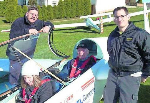 Herbert Seidl (hinten, sitzend) bei seinem letzten Flug als Fluglehrer mit seiner Schülerin Edith Förster. Mit im Bild die beiden Fluglehrer Bernd Hilpert (links) und Michael Kusa. Foto: pr