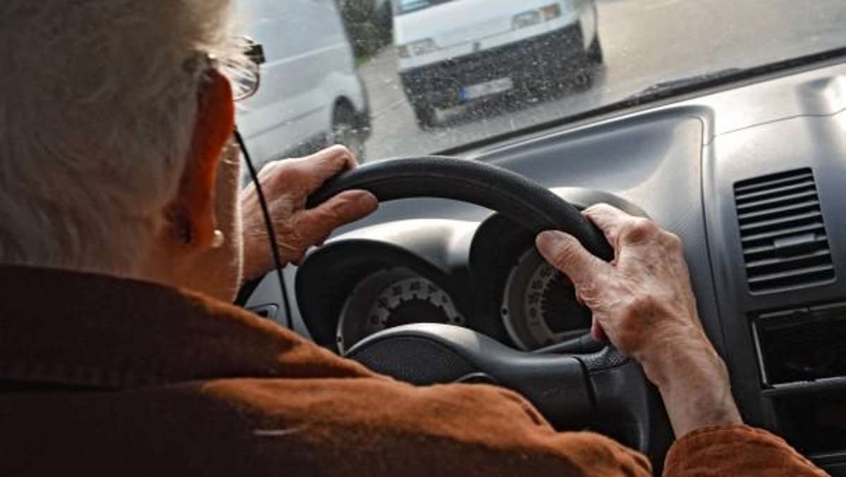 Münchberg: Helmbrechts: 84-Jährige verursacht Frontal-Crash