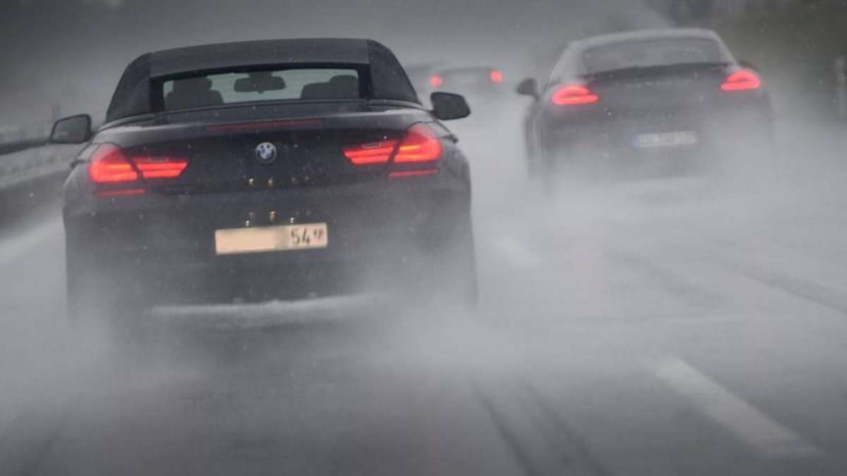 Münchberg: Zu schnell bei Regen: Auto fährt in Mittelschutzplanke der A9