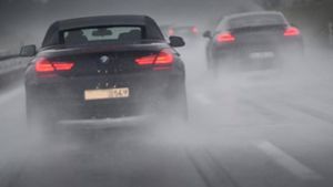 Zu schnell bei Starkregen: Auto dreht sich um 180 Grad