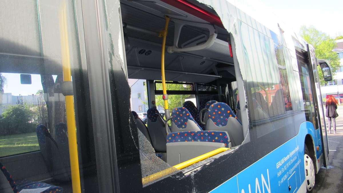 Hof: Jugendliche werfen Steine auf Linienbus - Loch in Scheibe