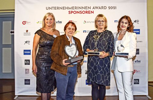 Der Bundesverband mittelständische Wirtschaft (BVMW) hat mit einem Award in drei Kategorien die Leistungen von Unternehmerinnen in Oberfranken gewürdigt. Das Bild zeigt (von links nach rechts) Bettina Angerer, selbstständige Beauftragte des BVMW aus Bayreuth, sowie die Preisträgerinnen Gisela Meinel-Hansen (Familienbrauerei Meinel , Hof / Herzenspreis), Sabine König (Visit Ambulante Pflege GmbH & Co. KG, Bamberg / Unternehmerin des Jahres) und Barbara Bazalinska (AK Europa GmbH, Bayreuth / Start-up-Unternehmerin des Jahres). Foto: BVWM/Stefan Dörfler