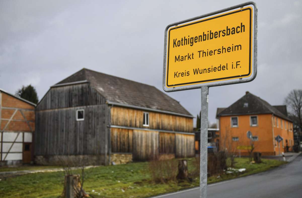 Der wohl seltene Name Kothigenbibersbach begrüßt die Einheimischen und Gäste am Ortseingang. Foto: /Florian Miedl (oben)/Alfons Prechtl
