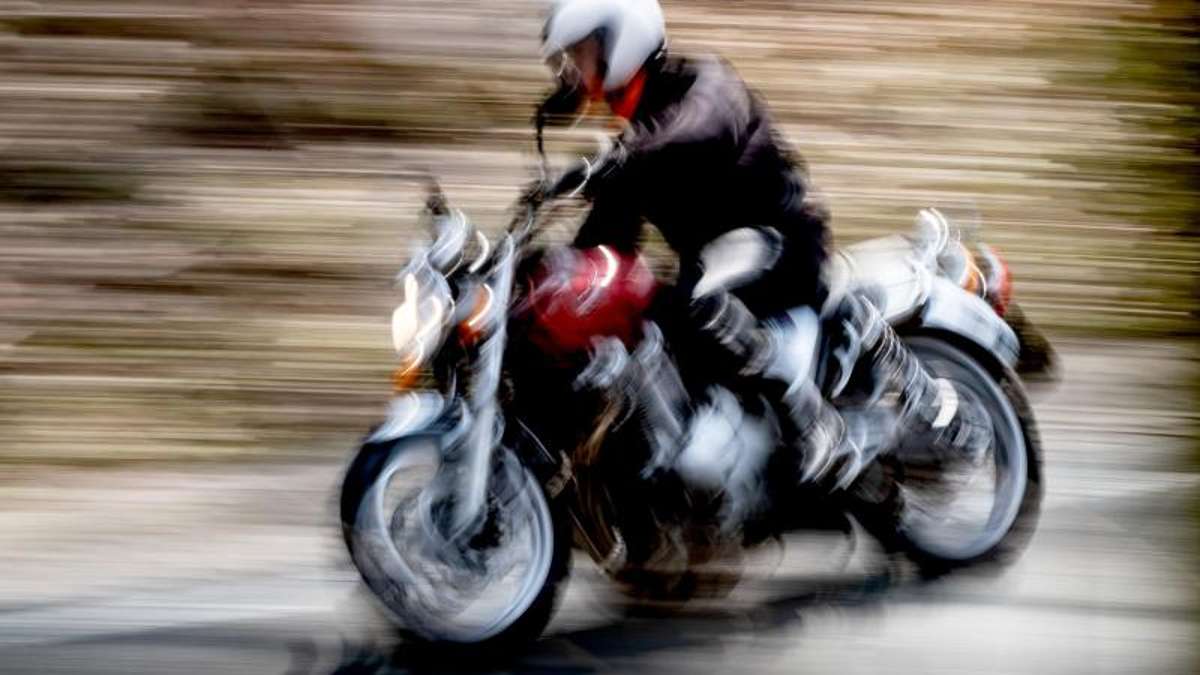 Fichtelgebirge: 18-jähriger Motorradfahrer schleudert gegen Bordstein und Schild: schwerstverletzt