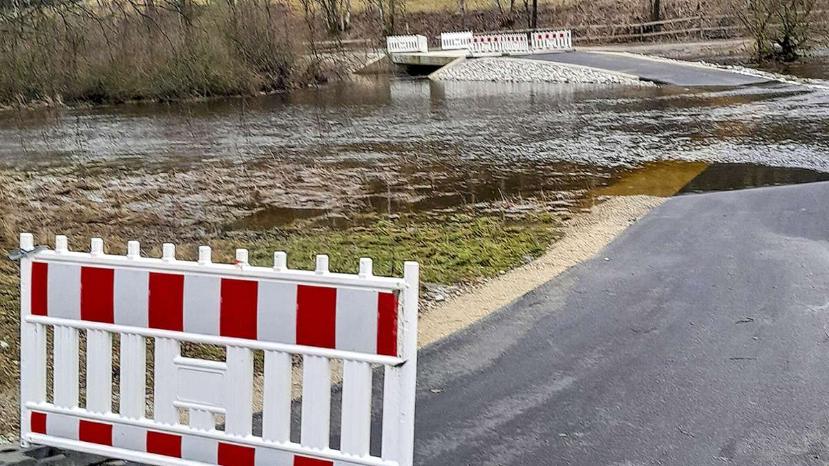 Nach Starkregen: Hochwasser  flutet neuen Eger-Radweg