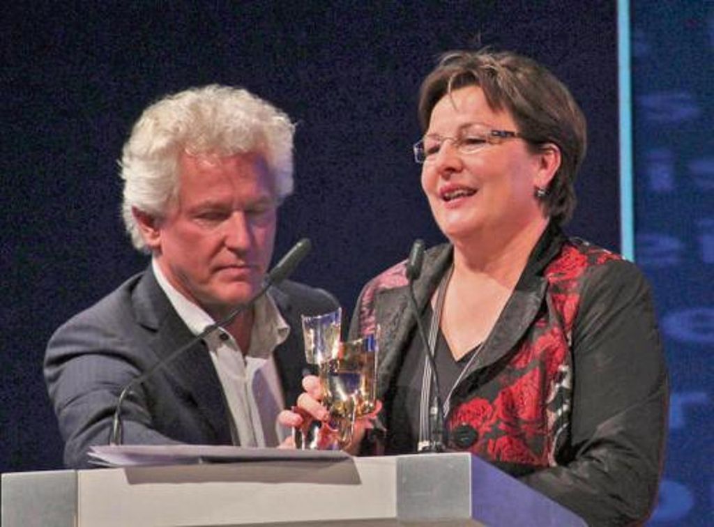 Intendantin Ingrid Schrader bei der Verleihung mit der Trophäe und Laudator Miroslav Nemec. Foto: Hofer Symphoniker