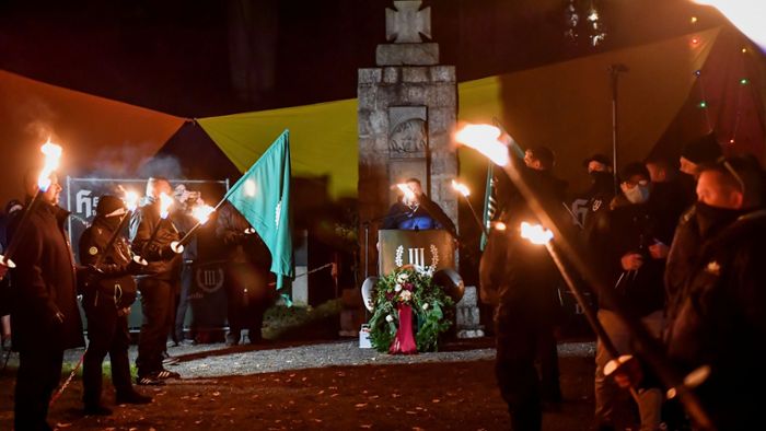 Unerträgliche Situation: Neonazis am Kriegerdenkmal