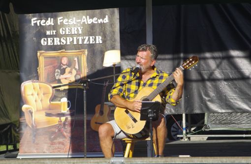 Einen Lobgesang auf den bayerischen Barden Fredl Fesl gab es beim Burgsommer. Gery Gerspitzer unterhielt mit lustigen Liedern und jeder Menge Sprüche. Foto: Michael Meier