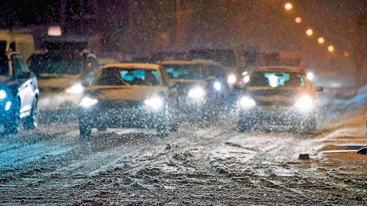 Landkreis: Unfälle auf schneeglatten Straßen