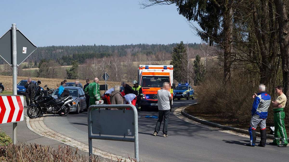Fichtelgebirge: 53-Jähriger schwer verletzt: Motorrad kracht gegen BMW