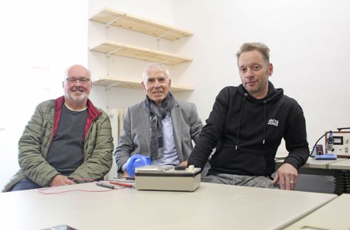 Friedrich Gebhardt, Carl Pohl und Andreas Fadel (von links) freuen sich auf die Herausforderungen, die im Reparaturtreff auf sie warten. Die nötigen Werkzeuge liegen schon bereit. Foto: Sascha Fuchs